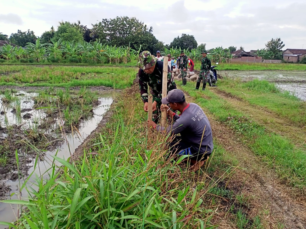 TNI dan Warga Kompak pasang Bowplank dan gali pondasi untuk Talud Pra TMMD Sengkuyung III Kodim 0726/Sukoharjo