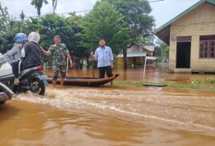 Danramil 10/Woyla Barat Perintahkan Babinsa Untuk Ajak Aparatur Desa Memantau Luapan Air Sungai Woyla