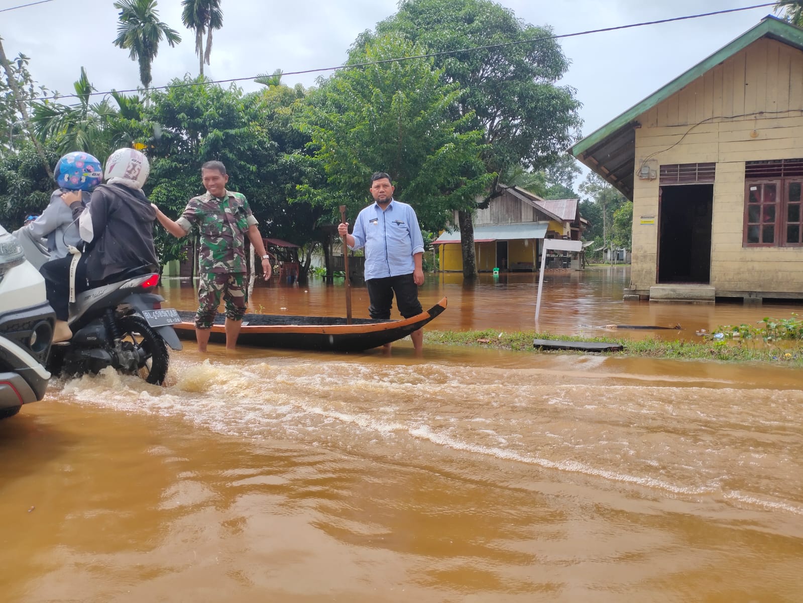 Danramil 10/Woyla Barat Perintahkan Babinsa Untuk Ajak Aparatur Desa Memantau Luapan Air Sungai Woyla