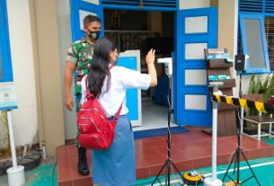 Tekan Angka Covid-19 Bati Bakti TNI Cek Prokes di SMA 1 Kristen Surakarta