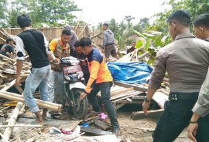 Tim TRC Lamsel Dengan Sigap Turun Kesejumlah Lokasi Banjir