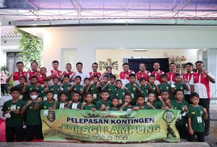 Wagub Chusnunia Lepas Kontingen Forum Sepakbola Generasi Indonesia Provinsi Lampung Ikuti Festival Nasional Sepakbola Piala Menpora di Bekasi