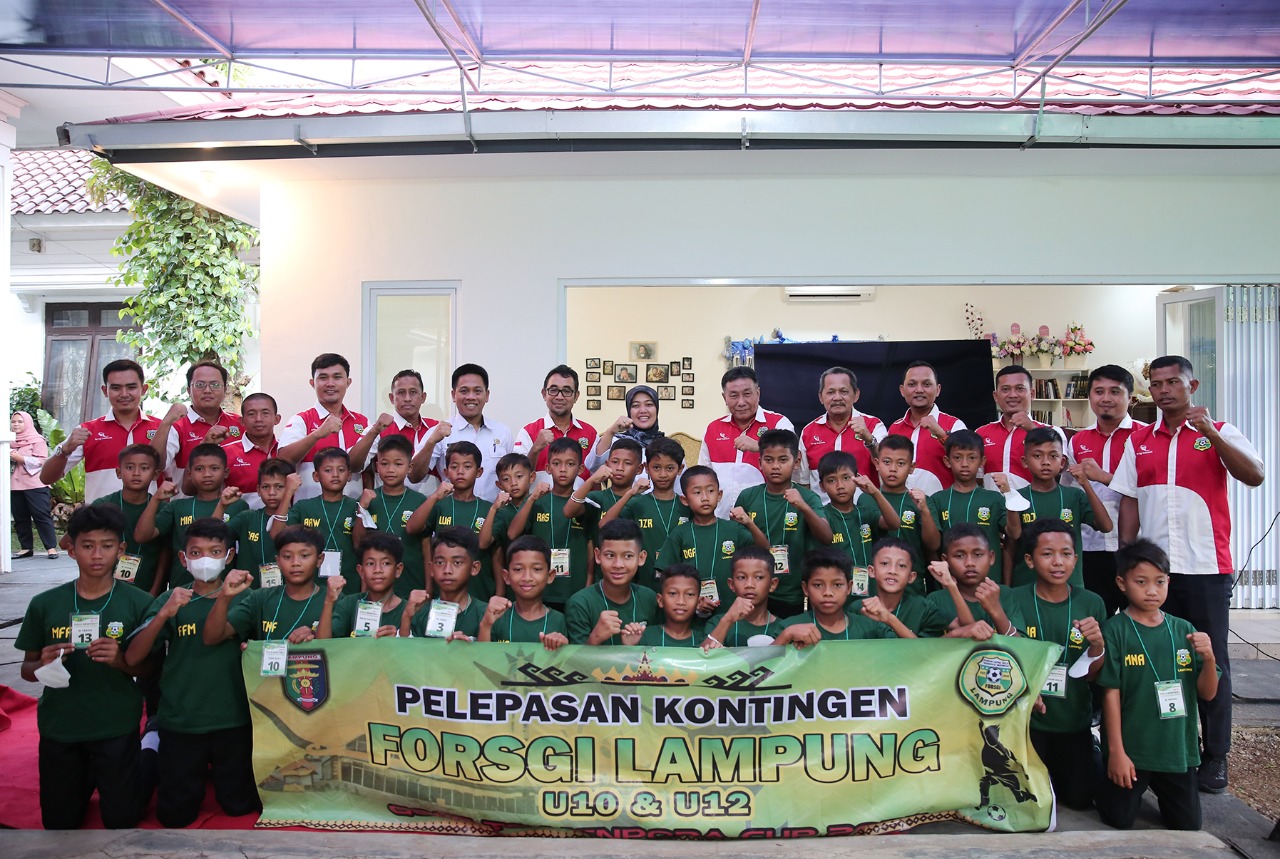 Wagub Chusnunia Lepas Kontingen Forum Sepakbola Generasi Indonesia Provinsi Lampung Ikuti Festival Nasional Sepakbola Piala Menpora di Bekasi