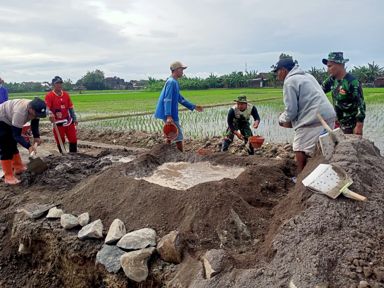 Warga desa Jati termotivasi dengan semangat Satgas TMMD Sengkuyung Tahap III Kodim 0726/Sukoharjo