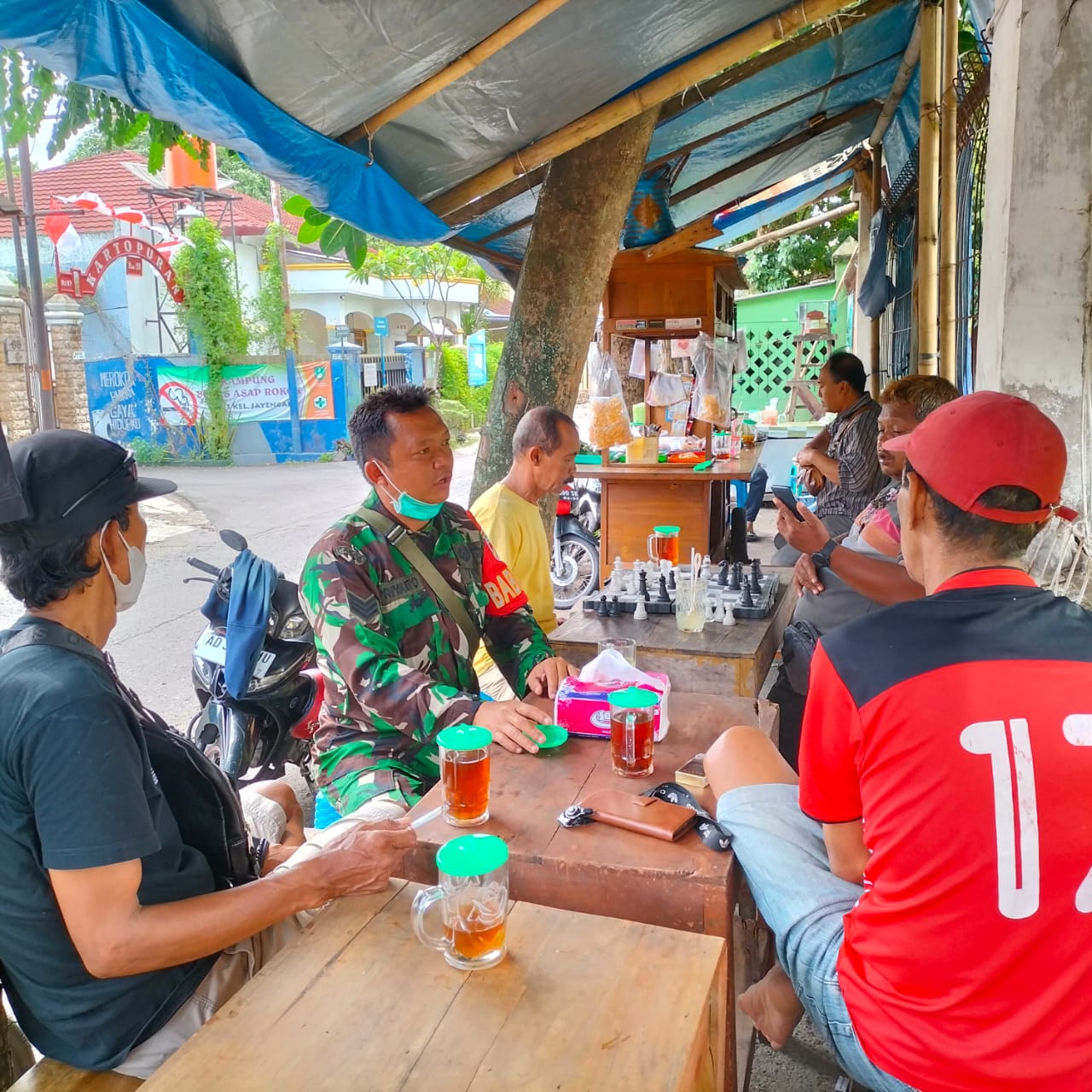 Warung Angkringan Sarana Babinsa Jayengan Jalin Komsos Dengan Warga Binaannya