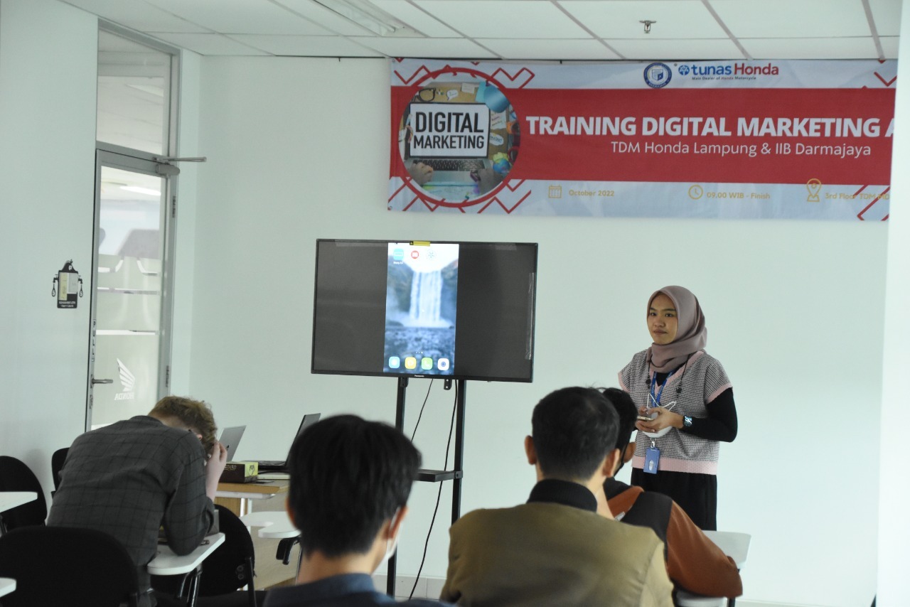Sebanyak 15 Mahasiswa IIB Darmajaya Ikuti Training Digital Marketing Academy PT Tunas Dwipa Matra