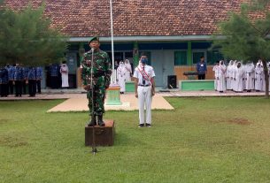 Wujudkan Karakter Bangsa, Babinsa Jadi Irup Upacara di SMP N 1 Sambungmacan