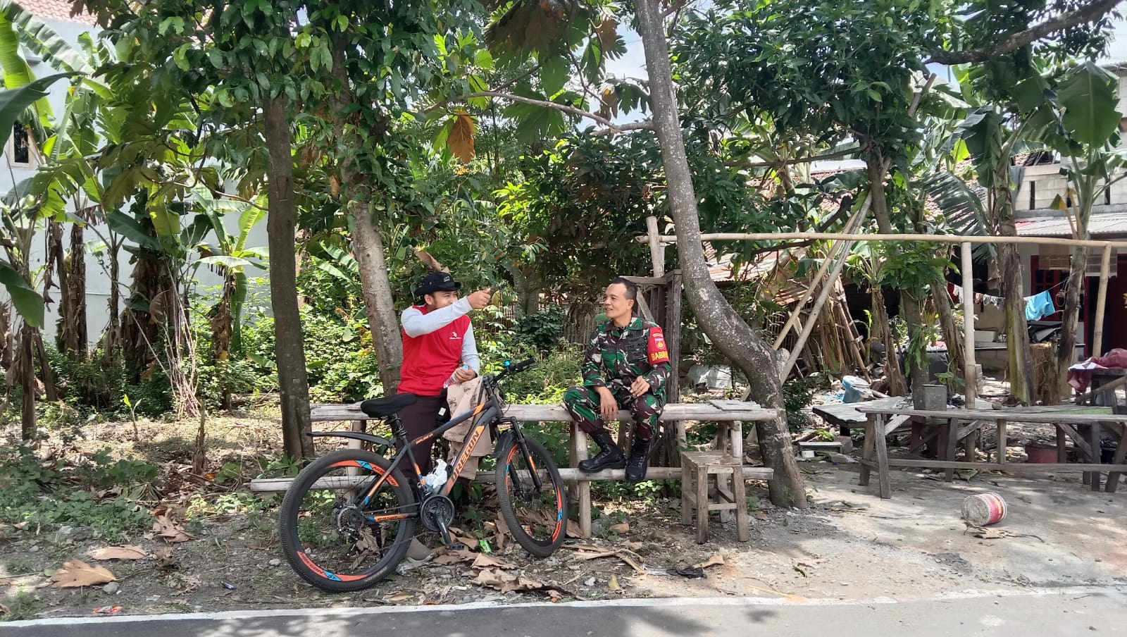 Wujudkan Keakraban Dengan Warga, Serka Marianto Laksanakan Komsos di Wilayah Binaan