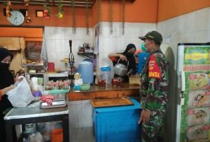 Ada Apa Babinsa Jayengan Blusukan ke Warung Soto Kirana