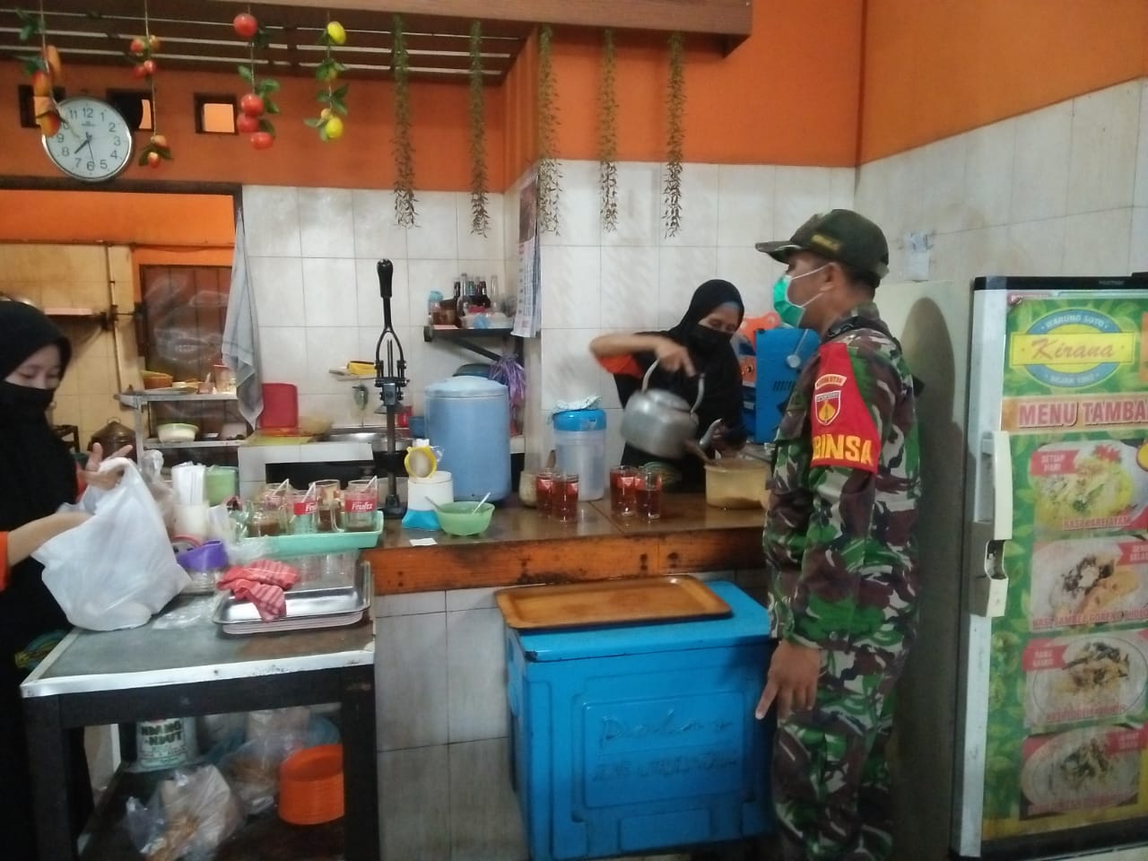 Ada Apa Babinsa Jayengan Blusukan ke Warung Soto Kirana