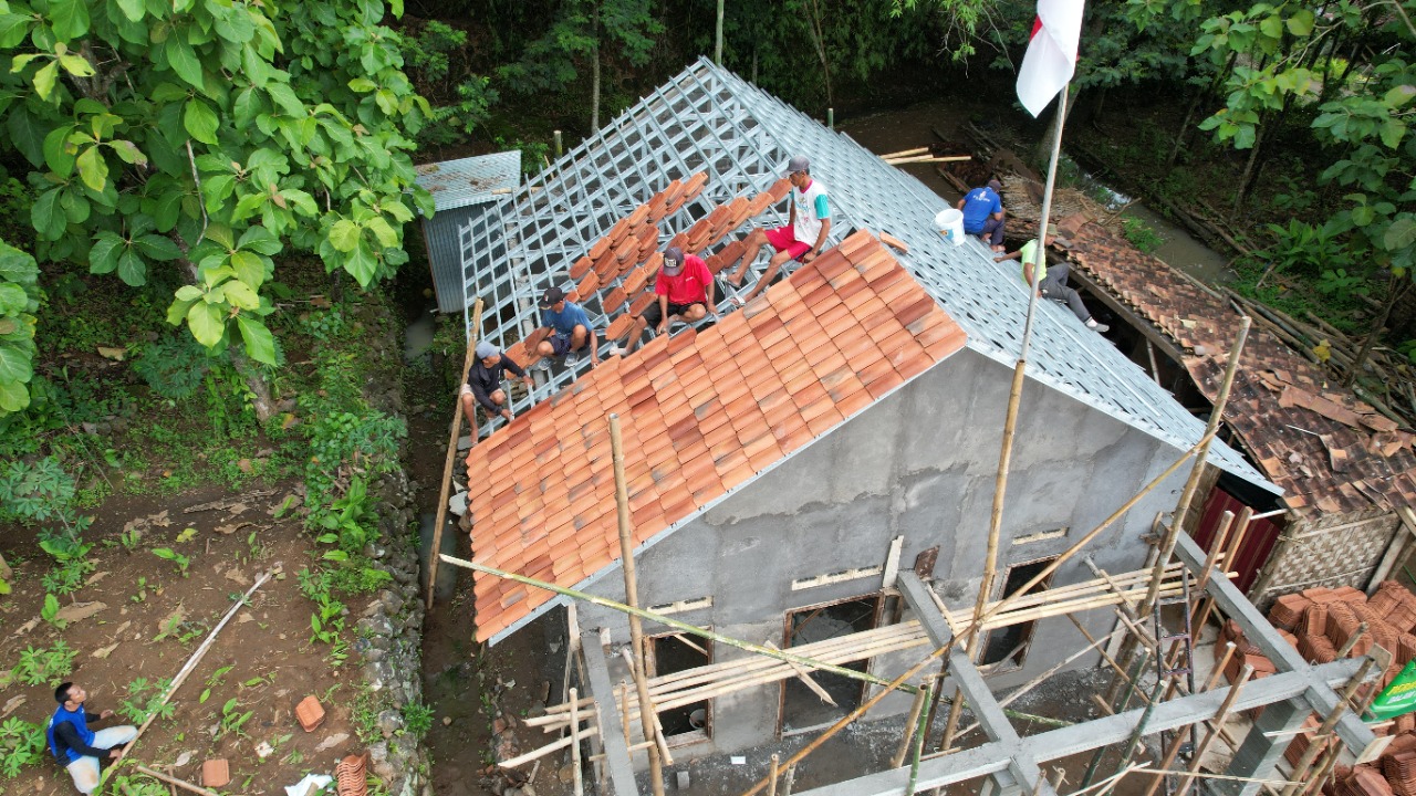 Anggota Kodim 0726/Sukoharjo dan warga Kompak, pasang Genting RTLH milik ibu Rantiyem