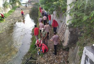 Antisipasi Banjir, Personel Polsek Panjang Bersihkan Sampah di Aliran Sungai