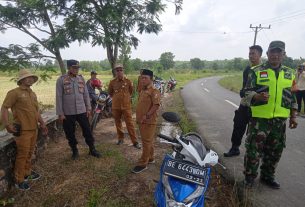 Antisipasi Banjir, Polsek Tumijajar dan camat Tulang Bawang Udik Cek Debit air sungai Way Kiri di tiyuh Gedung Ratu.