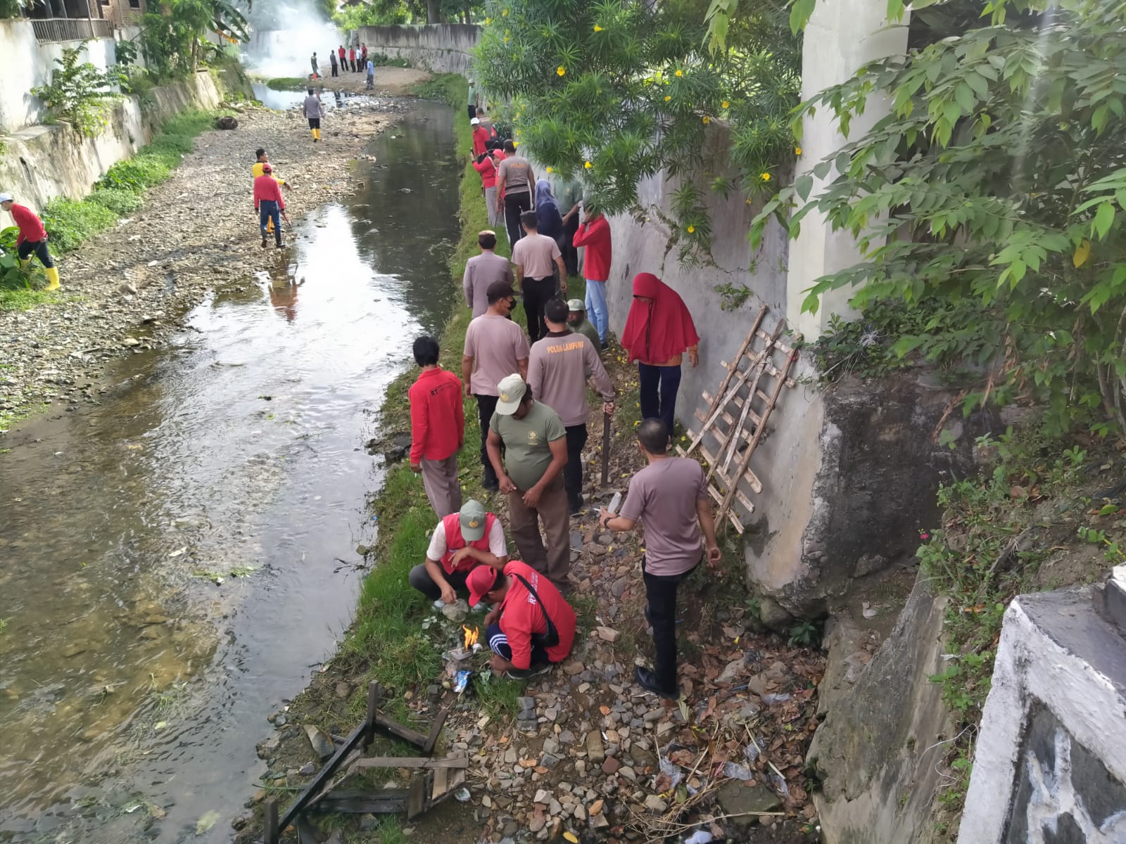 Antisipasi Banjir, Personel Polsek Panjang Bersihkan Sampah di Aliran Sungai