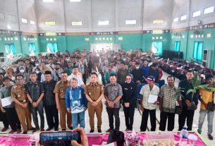 Ardian Saputra bersama Anggota DPR RI, Alimin Abdullah serahkan bantuan alat dan mesin pertanian