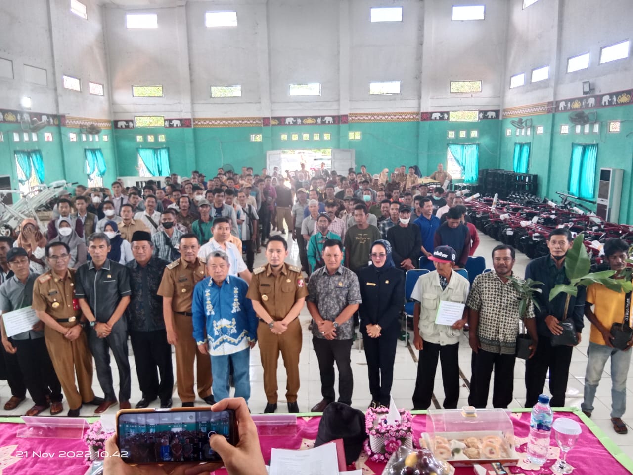 Ardian Saputra bersama Anggota DPR RI, Alimin Abdullah serahkan bantuan alat dan mesin pertanian