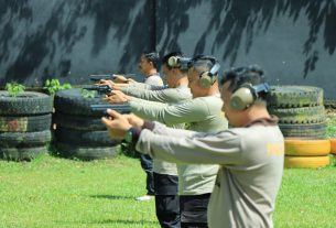 Asah Kemampuan Gunakan Senpi, Personel Polres Tubaba Latihan Menembak di Lapangan Kompi Brimob.