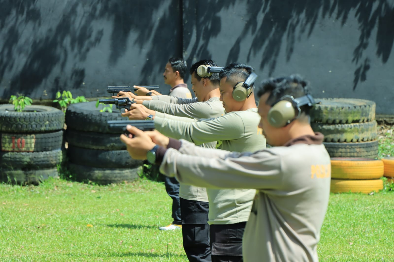 Asah Kemampuan Gunakan Senpi, Personel Polres Tubaba Latihan Menembak di Lapangan Kompi Brimob.