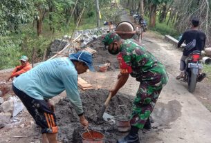 Babinsa Bantu Pembangunan Talud Jalan, Untuk Mencegah Terjadinya Longsor