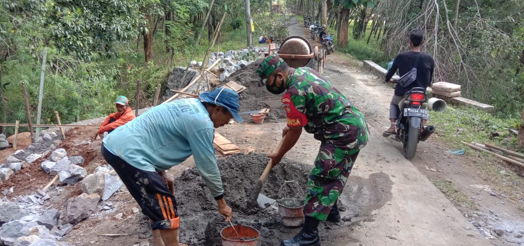 Babinsa Bantu Pembangunan Talud Jalan, Untuk Mencegah Terjadinya Longsor