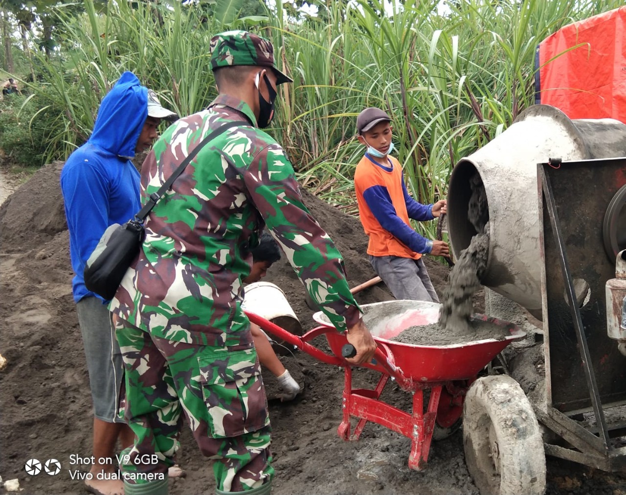 Babinsa Bantu Warga Buat Talud Sepanjang 250 Meter