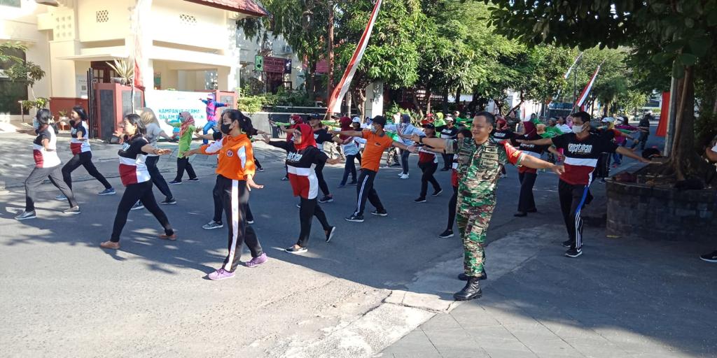 Babinsa Dorong Masyarakat Terapkan Pola Hidup Sehat Dengan Olahraga Senam Bagi Lansia