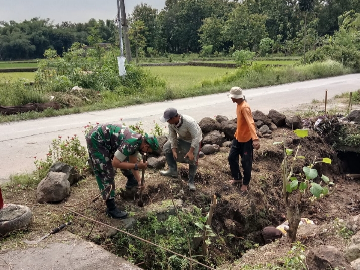 Babinsa Dukuh Bantu Pembangunan Infrastruktur Desa Binaan