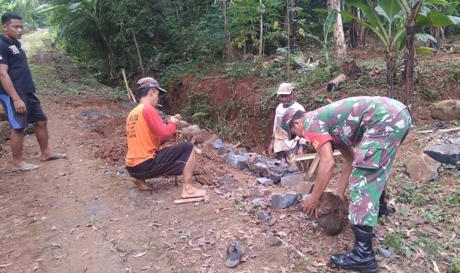 Babinsa Dukung Pembangunan Infrastuktur Desa Dologan