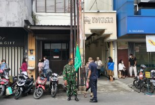 Babinsa Jayengan Berikan Rasa Aman & Nyaman Ibadah Minggu Pagi Di GKI Coyudan.