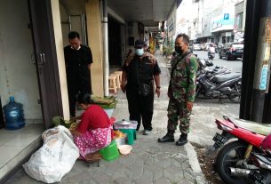 Babinsa Jayengan Pantau & Sambangi Pedagang Kaki Lima