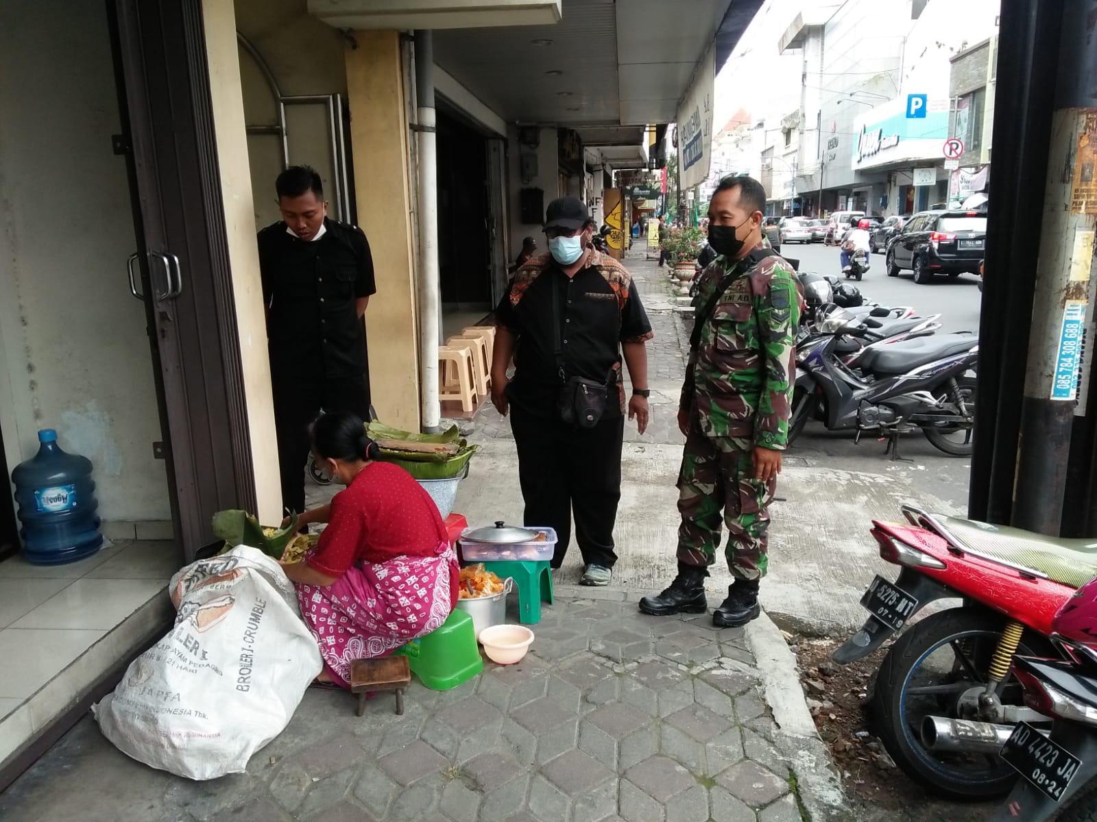 Babinsa Jayengan Pantau & Sambangi Pedagang Kaki Lima