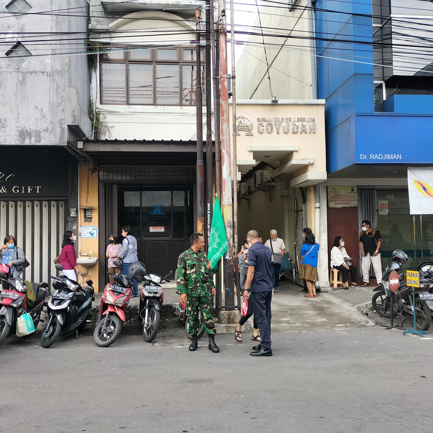 Babinsa Jayengan Berikan Rasa Aman & Nyaman Ibadah Minggu Pagi Di GKI Coyudan.