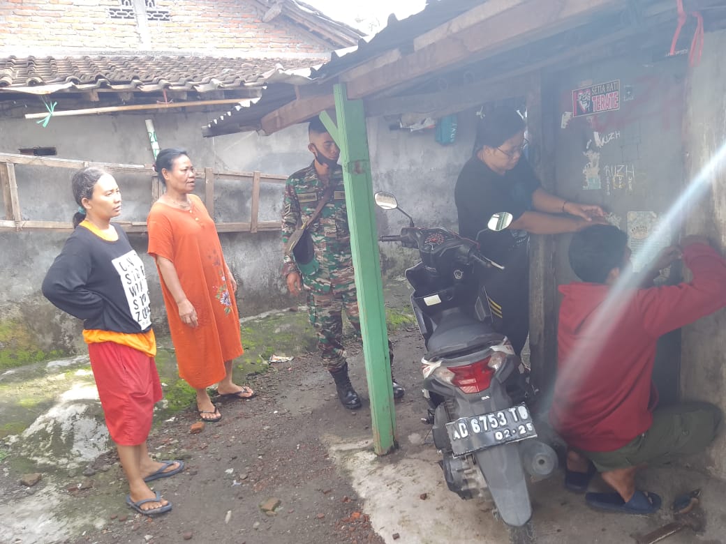 Babinsa Joyotakan & Linmas Bantu Warganya Yang Kena Gangguan Jiwa