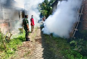Babinsa Kedungadem Kodim Bojonegoro bantu petugas Kesehatan Laksanakan Fogging