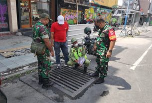 Babinsa Kemlayan bersama tokoh masarakat dan pekerja PUPR Tinjau langsung saluran yang membuat sumbatan