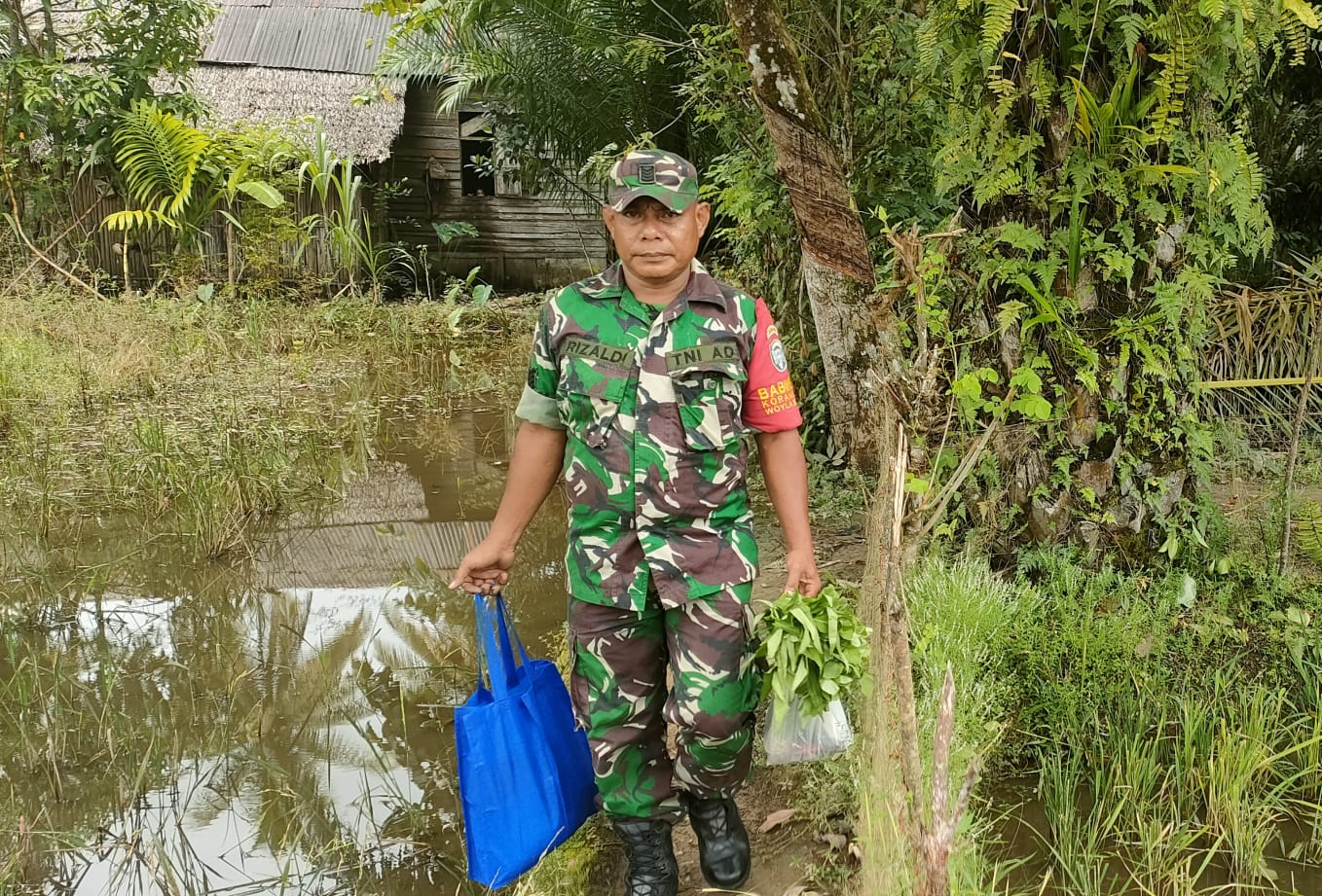 Babinsa Koramil 10/WB Masuk Dapur Warga Sebagai Bukti TNI Mencintai Rakyat Dan Rakyat Mencintai TNI