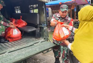 Babinsa Koramil Dander Kodim Bojonegoro Salurkan Bantuan Sembako