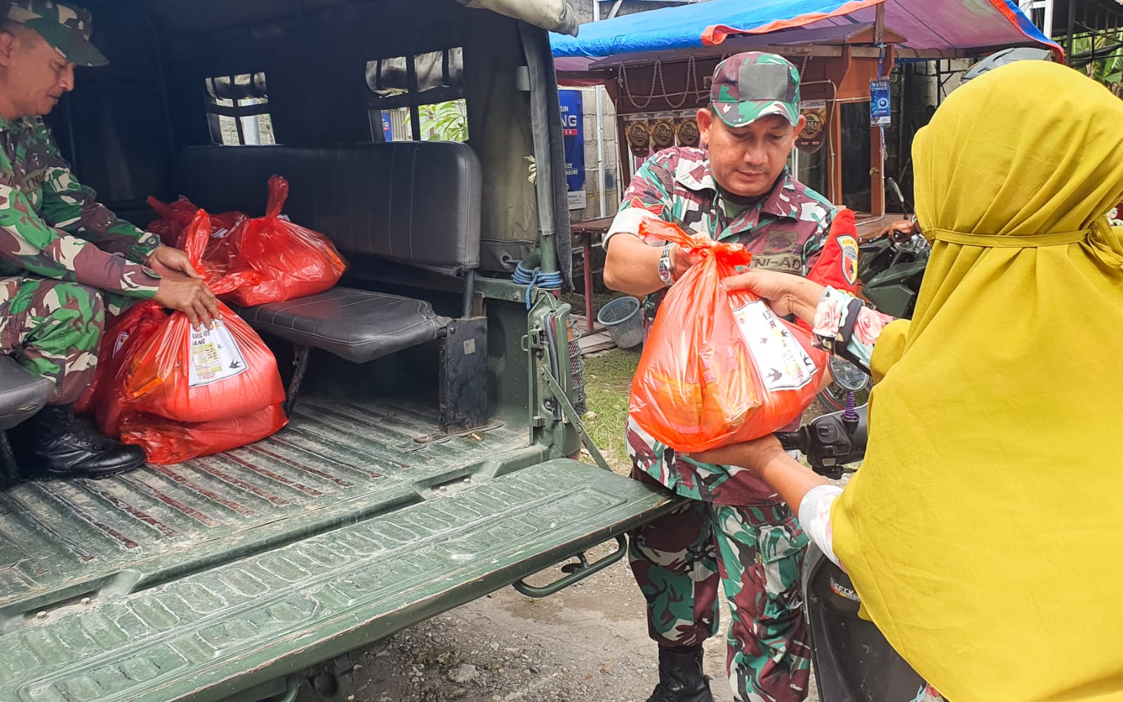 Babinsa Koramil Dander Kodim Bojonegoro Salurkan Bantuan Sembako