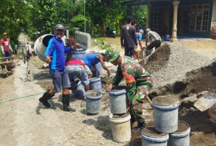 Babinsa Nglembu Ikut Karya Bakti Perbaikan Infrastruktur Desa