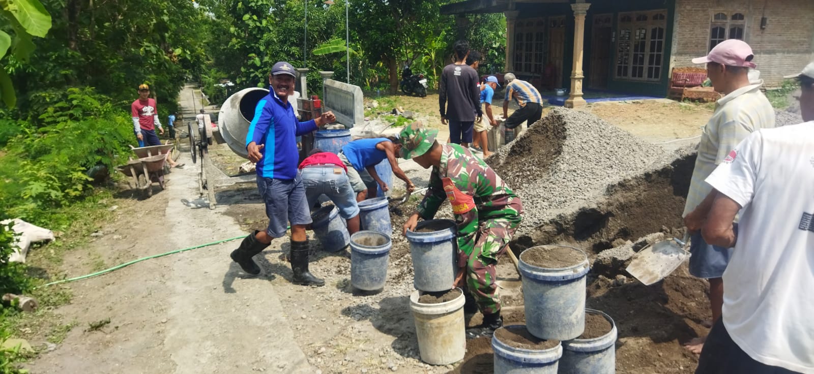 Babinsa Nglembu Ikut Karya Bakti Perbaikan Infrastruktur Desa