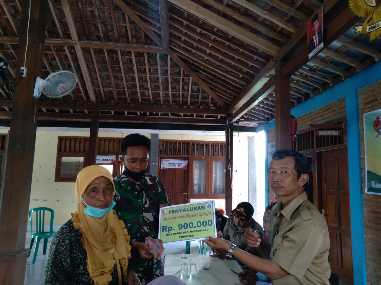 Babinsa Posramil Margomulyo Melaksanakan Pendampingan Pembagian BLT-DD