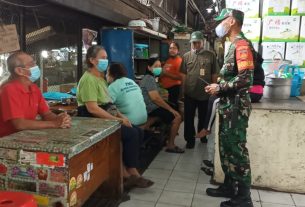 Babinsa Sudiroprajan Intensifkan Komsos Dengan Para Pedagang Dan Pengunjung Pasar Gede