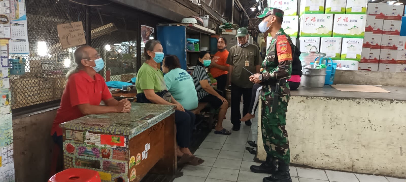 Babinsa Sudiroprajan Intensifkan Komsos Dengan Para Pedagang Dan Pengunjung Pasar Gede