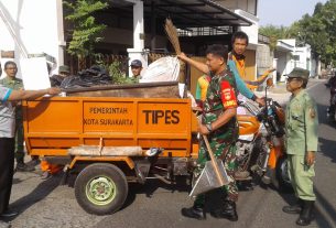 Babinsa Tipes Pelopori Warga dan Staf Kelurahan Untuk Kerja Bakti