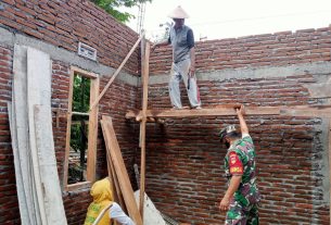 Babinsa bantu pembangunan rumah warga binaannya