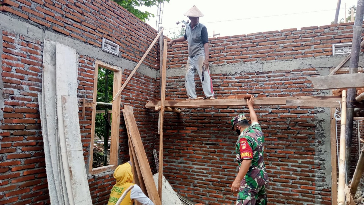Babinsa bantu pembangunan rumah warga binaannya