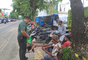 Babinsa kemlayan Komsos Selipkan Jaga Kebersihan Lingkungan