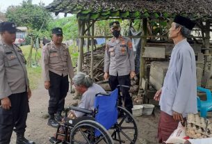 Bagikan Bansos, Iptu Harun Semoga Lekas Sembuh Nenek Ujuk