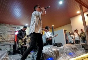 Band Hijau Daun Hibur Pengunjung Kiyo Cafe Kotabumi