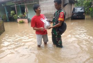 Banjir di desa Ngrombo, Kopda Fredy dari Koramil 08 Baki berikan bantuan bersama Destana